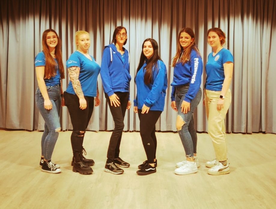 6 junge Damen mit blauem T-Shirt bilden die Jugendleitung der Haldenwanger Gaudi