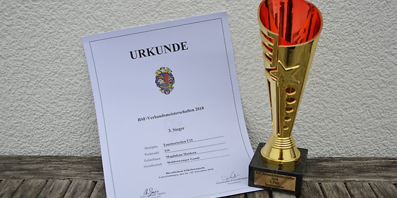 Am 25.11.2018 gab es beim BDK-Qualifikationsturnier eine BSF-Interne Meisterschaft. Unser Tanzmariechen Magdalena Maidorn wurde dort für ihre Wahnsinnsleistung mit dem Titel der 3. Bayrisch-Schwäbischen Meisterin belohnt. Auf unseren Veranstaltungen können Sie sich selbst von der tollen Darbietung überzeugen. Wir freuen uns auf Sie!