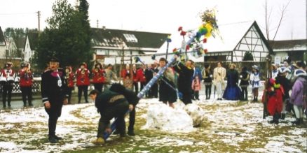 In Haldenwang wurde erstmals ein Narrenbaum aufgestellt.
