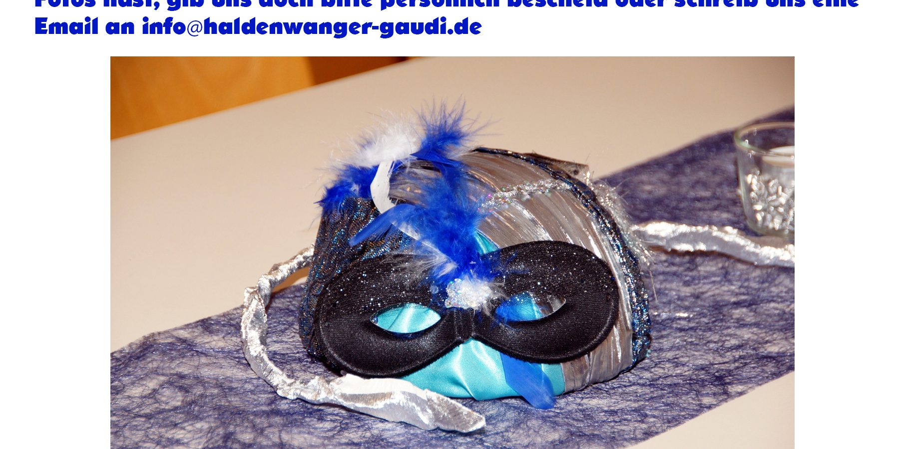 Das Foto zeigt einen silbernen Hut und eine schwarze Maske. Darüber steht die Frage, falls jemand noch Fotos vom Verein hat, soll er unter info@haldenwanger-gaudi.de bescheid geben.